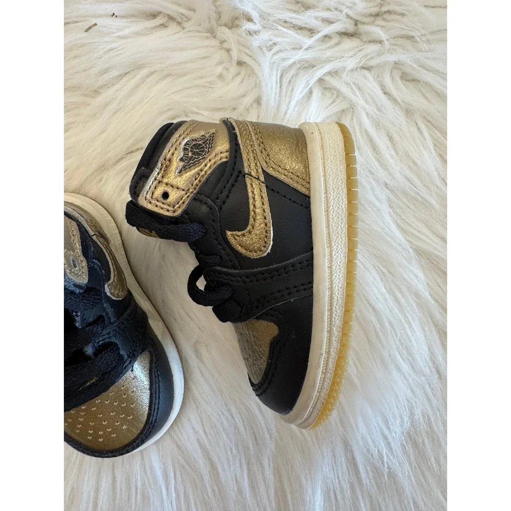 Nike black and gold size 2C